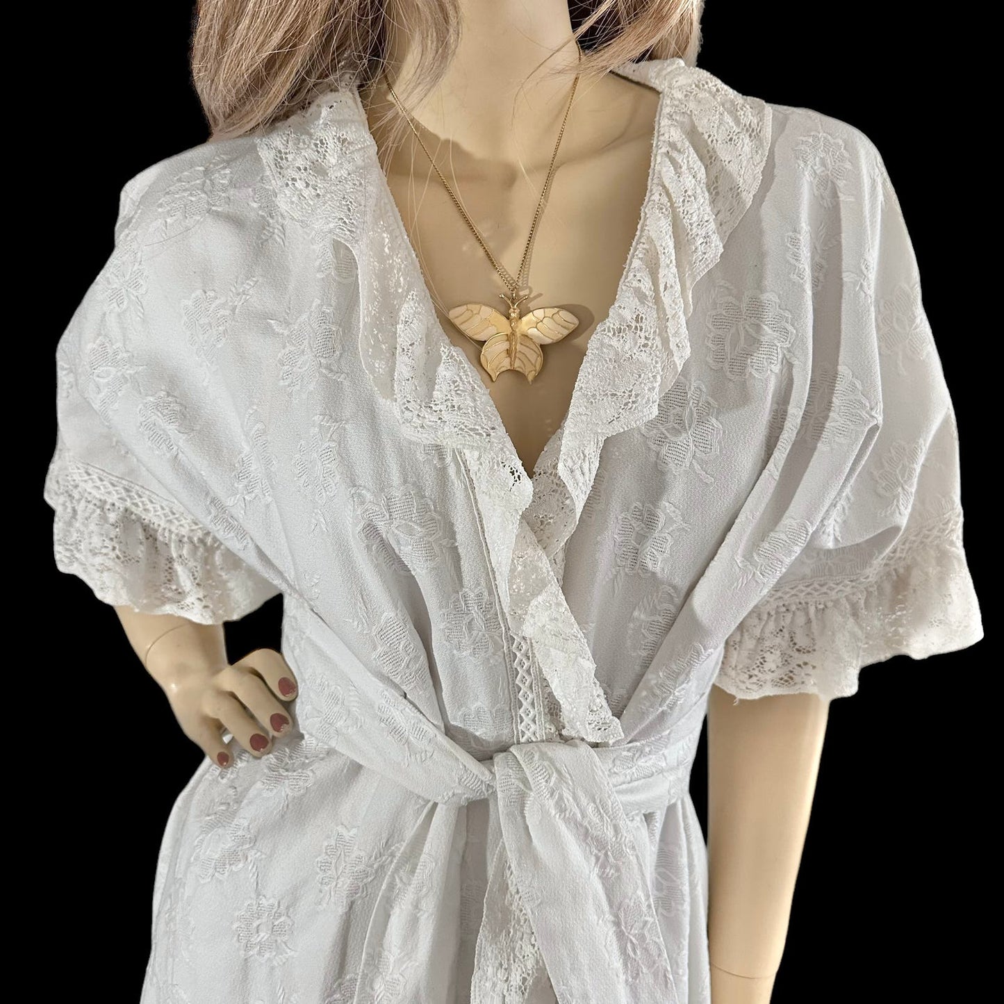 Vintage White Brocade & Lace Bridal Dressing Gown L